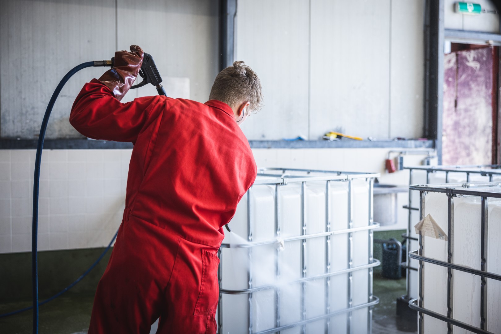 Eikelenboom-medewerker tijdens cleaningwerkzaamheden