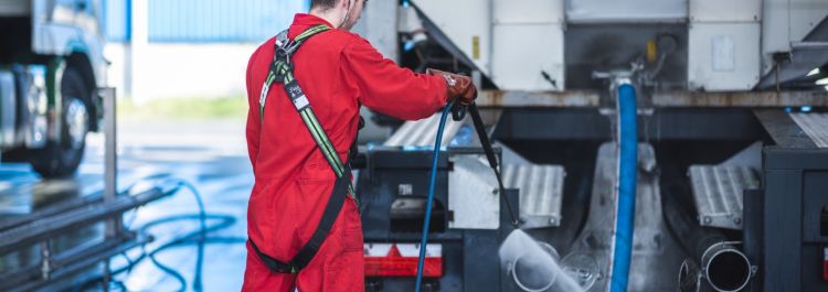 Tankwagen bij een Eikelenboom cleaninglocatie